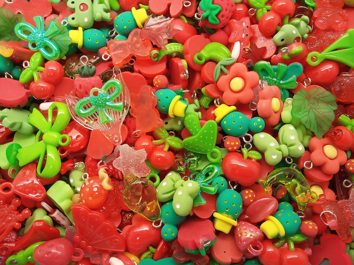 Cute Charm Mix in Red & Green, 30 pieces, Christmas Resin and Acrylic Mix